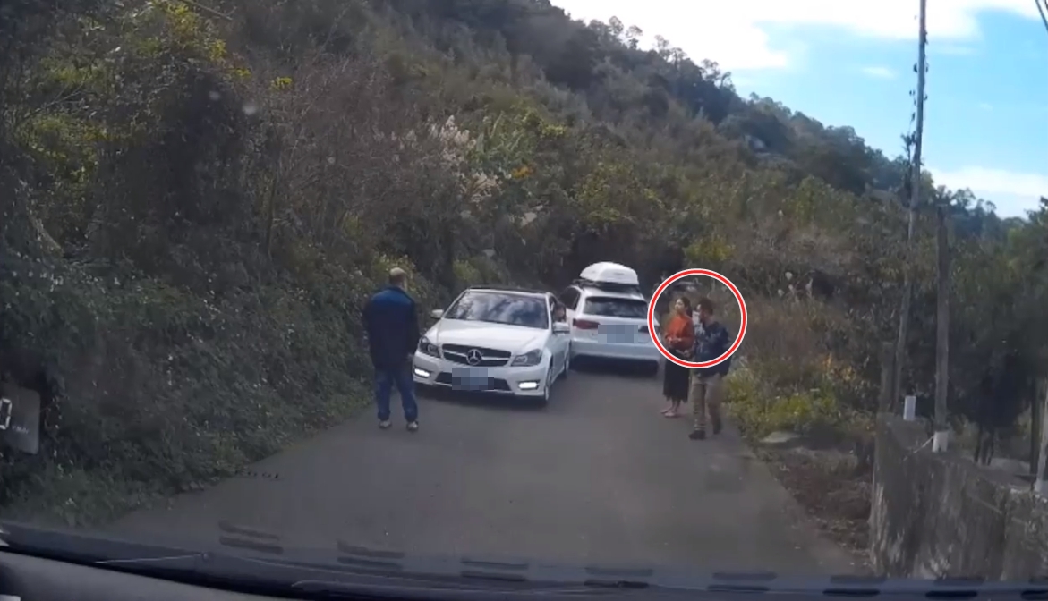 苗栗卓蘭鎮發生一起奧迪擦撞賓士事故，警方到場後才發現，原來奧迪車主是知名作家九把刀（紅圈處）。（翻攝自抱怨公社）