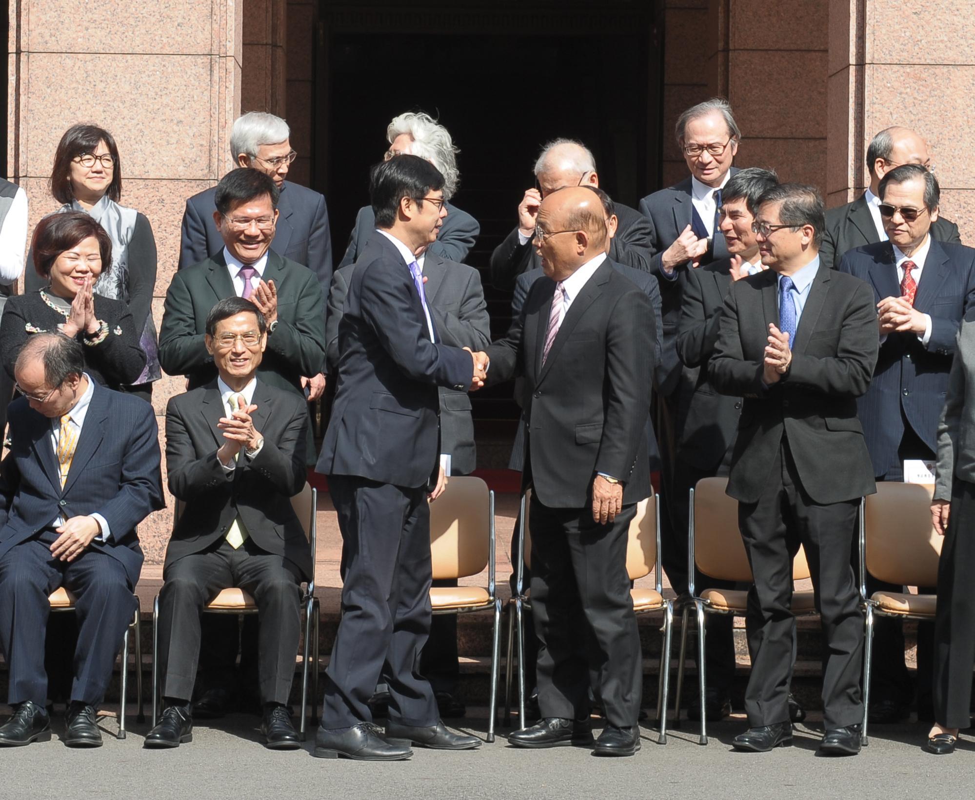 新任行政院長蘇貞昌今天在首次行政院會上，要閣員跟進的直播時代，並稱可以向副院長陳其邁學習。（行政院提供）