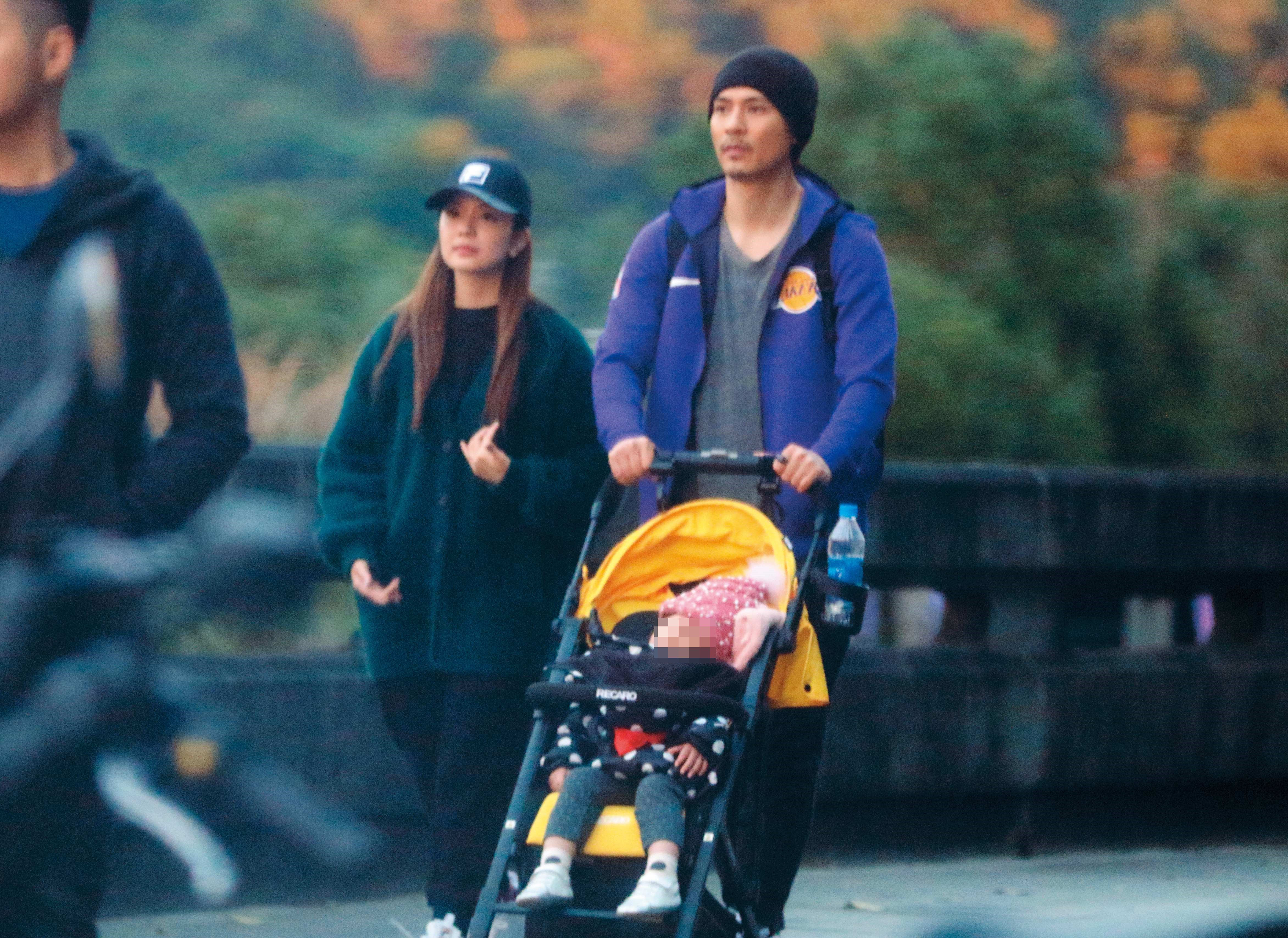 1月9日17：04，周渝民（右）、喻虹淵（左）夫婦難得合體亮相，帶著女兒逛台北市木柵動物園，他一身休閒打扮，還蓄了短鬍。