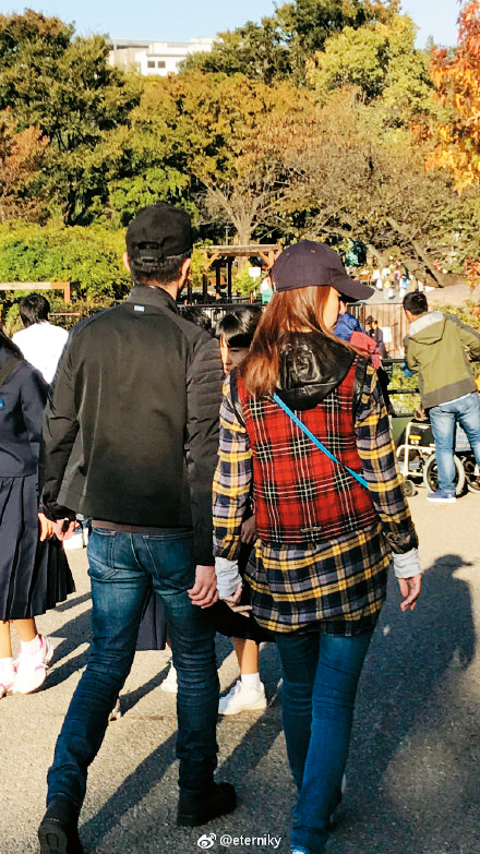霍建華與林心如曾在日本被直擊動物園甜蜜約會，一身造型隨性連口罩都沒戴。（翻攝網路）