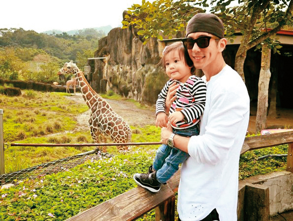 修杰楷愛女兒咘咘出了名，兩人感情好到賈靜雯會吃醋。（翻攝修杰楷臉書）