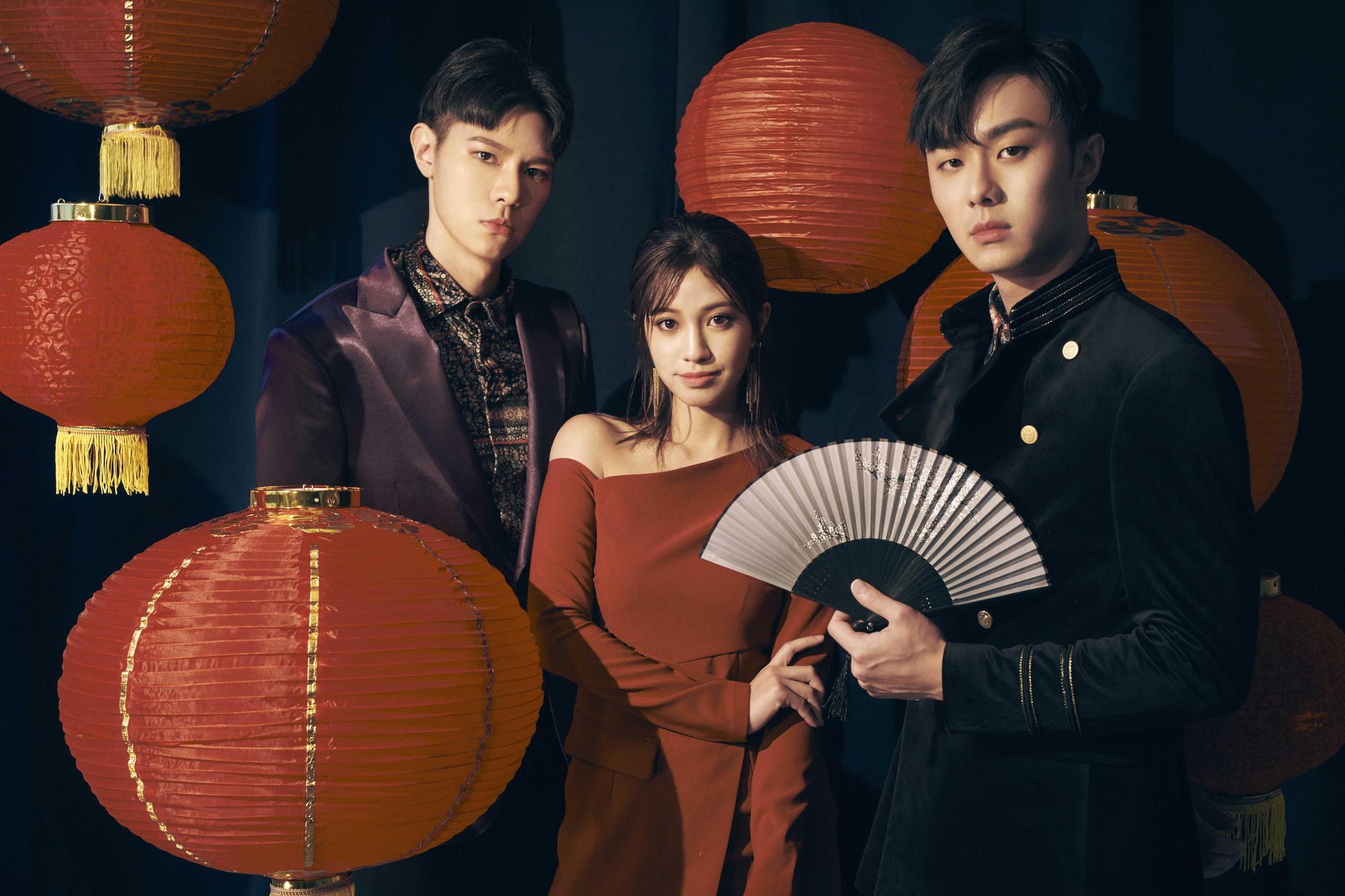 吳珝陽(左起).陳敬宣和施柏宇進棚拍攝團拜照片。(伊林娛樂提供)