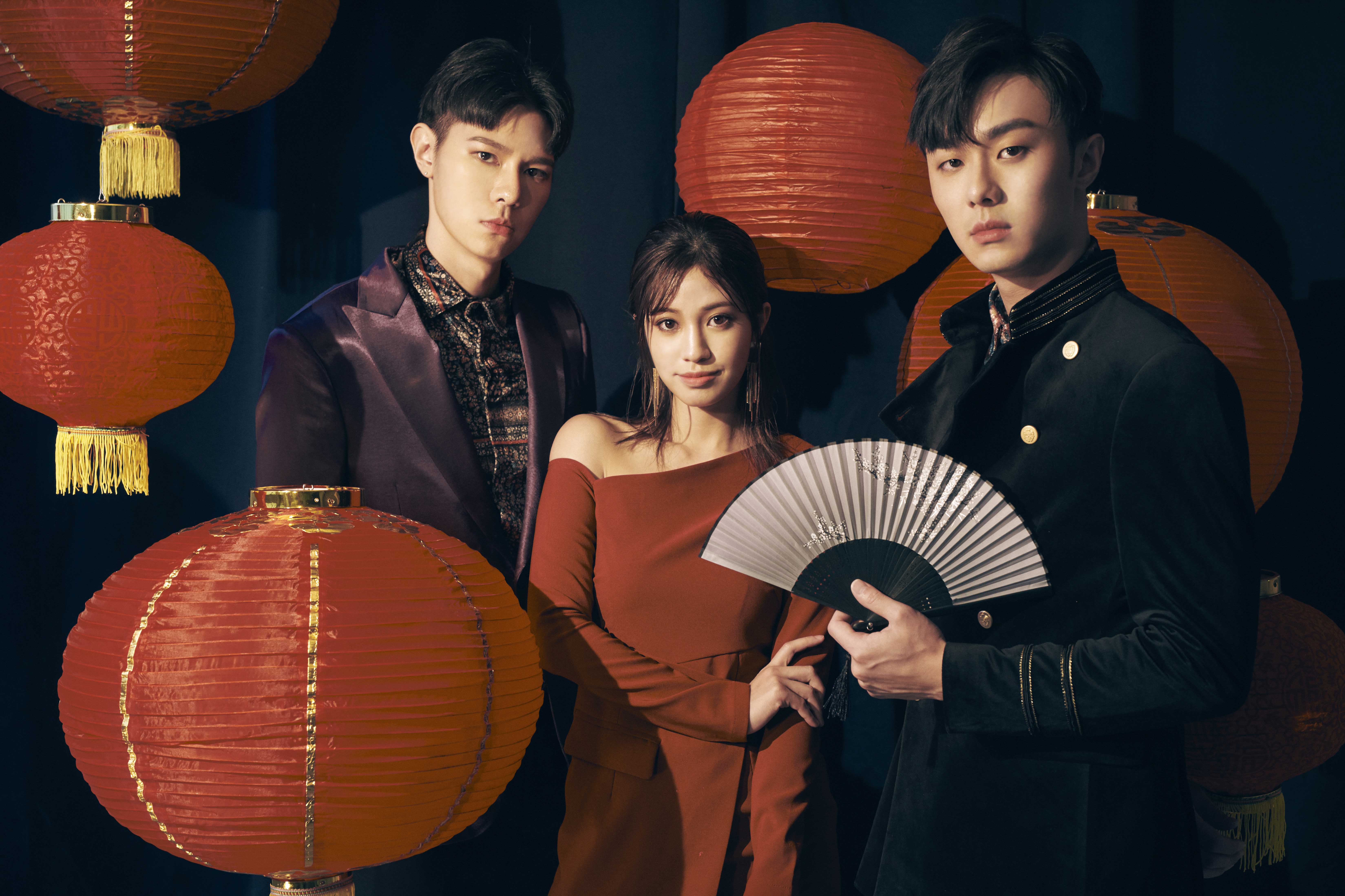 吳珝陽（左起）．陳敬宣和施柏宇進棚拍攝團拜照片。（伊林娛樂提供）