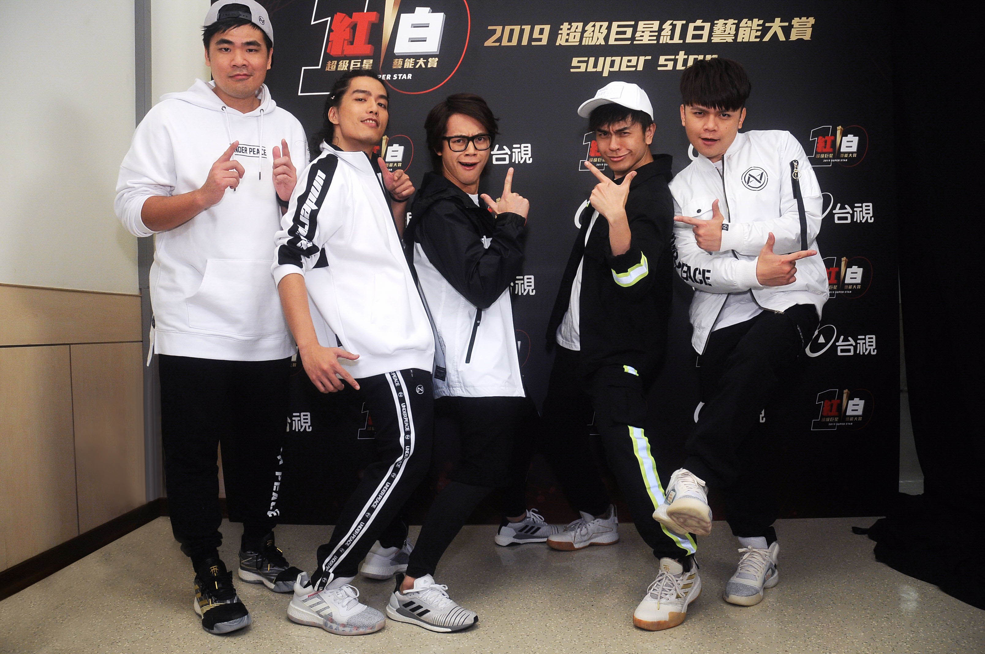 當紅的YouTuber跨界組團「七月半」攻蛋演出,成員包括蔡哥(左起)、阿傑、HOWHOW、馬叔叔、蔡阿嘎。(台視提供)