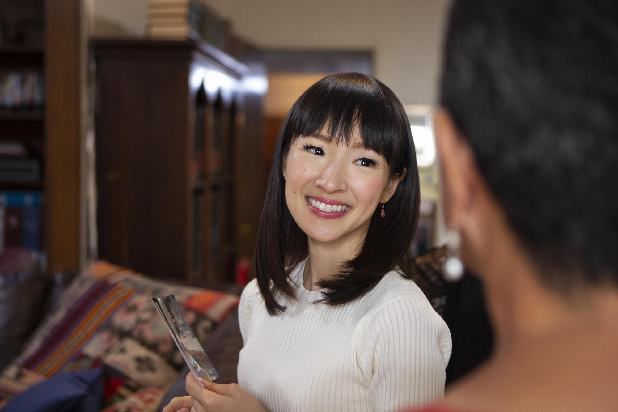 近藤麻理惠寫出暢銷說《怦然心動的人生整理魔法》，現在則變成真人改造秀主持人，造訪美國各地被雜物所淹沒的家庭，協助他們改善，沒想到節目推出後居然引發了觀眾自動自發的打掃效應。（Netflix提供）