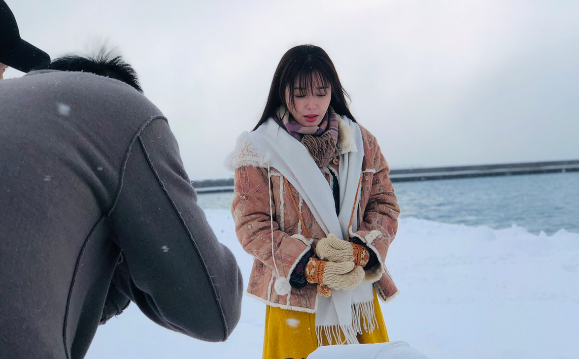 日本札幌地區氣溫約在零下5°左右，體感溫度低於平均氣溫，秦嵐在雪中拍攝，強風吹拂，又不能穿著太厚，真是冷上加冷。（翻攝新浪娛樂）