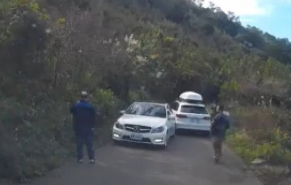 九把刀駕駛百萬奧迪名車,與賓士車發生擦撞,但卻因未即時移車引發其他駕駛不滿。(警方提供)