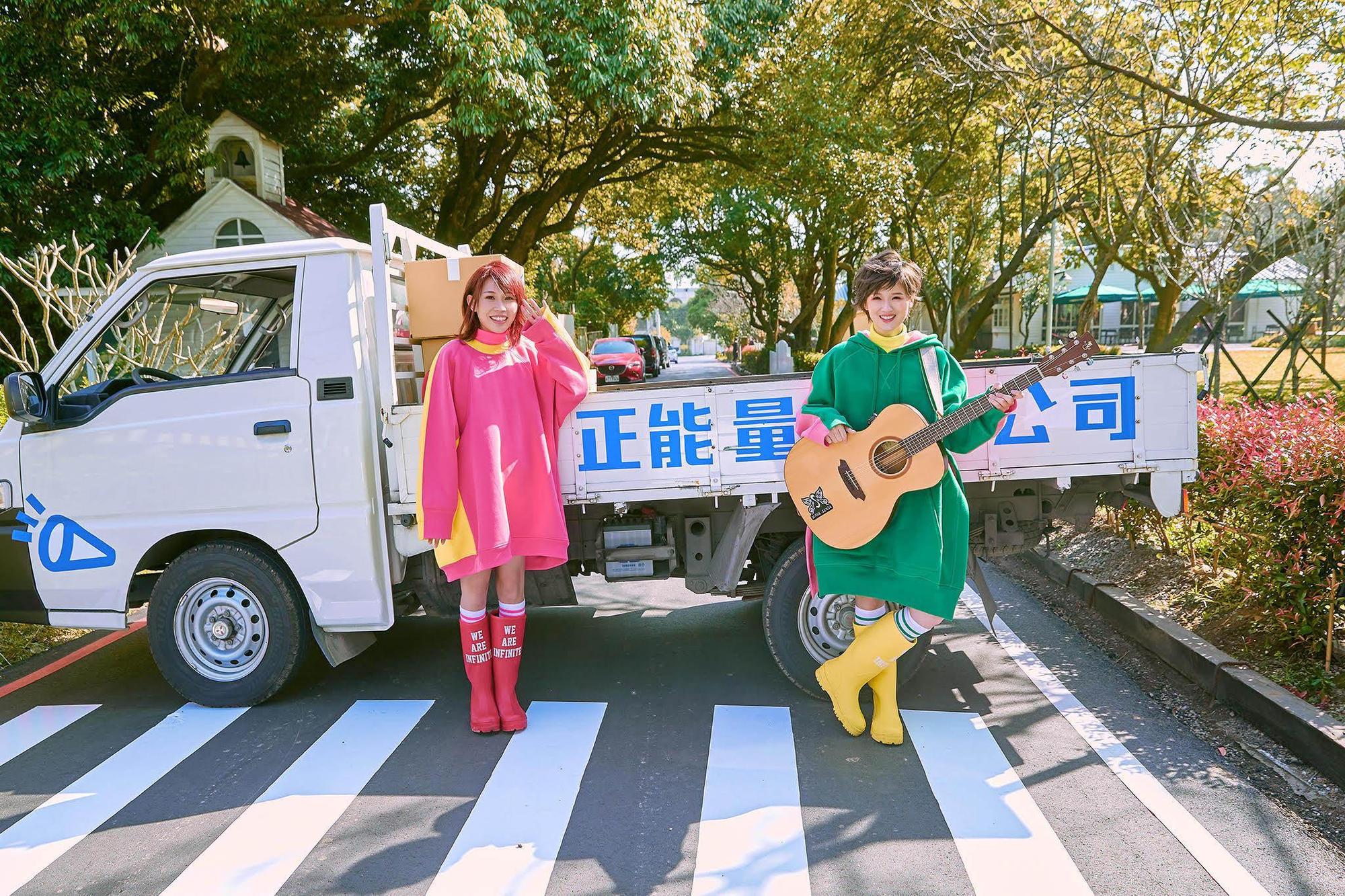 女孩重唱「有感覺F.E.E.L」的打歌服色彩鮮豔,讓小豬都戲稱她們是皮卡丘。(寬宏提供)