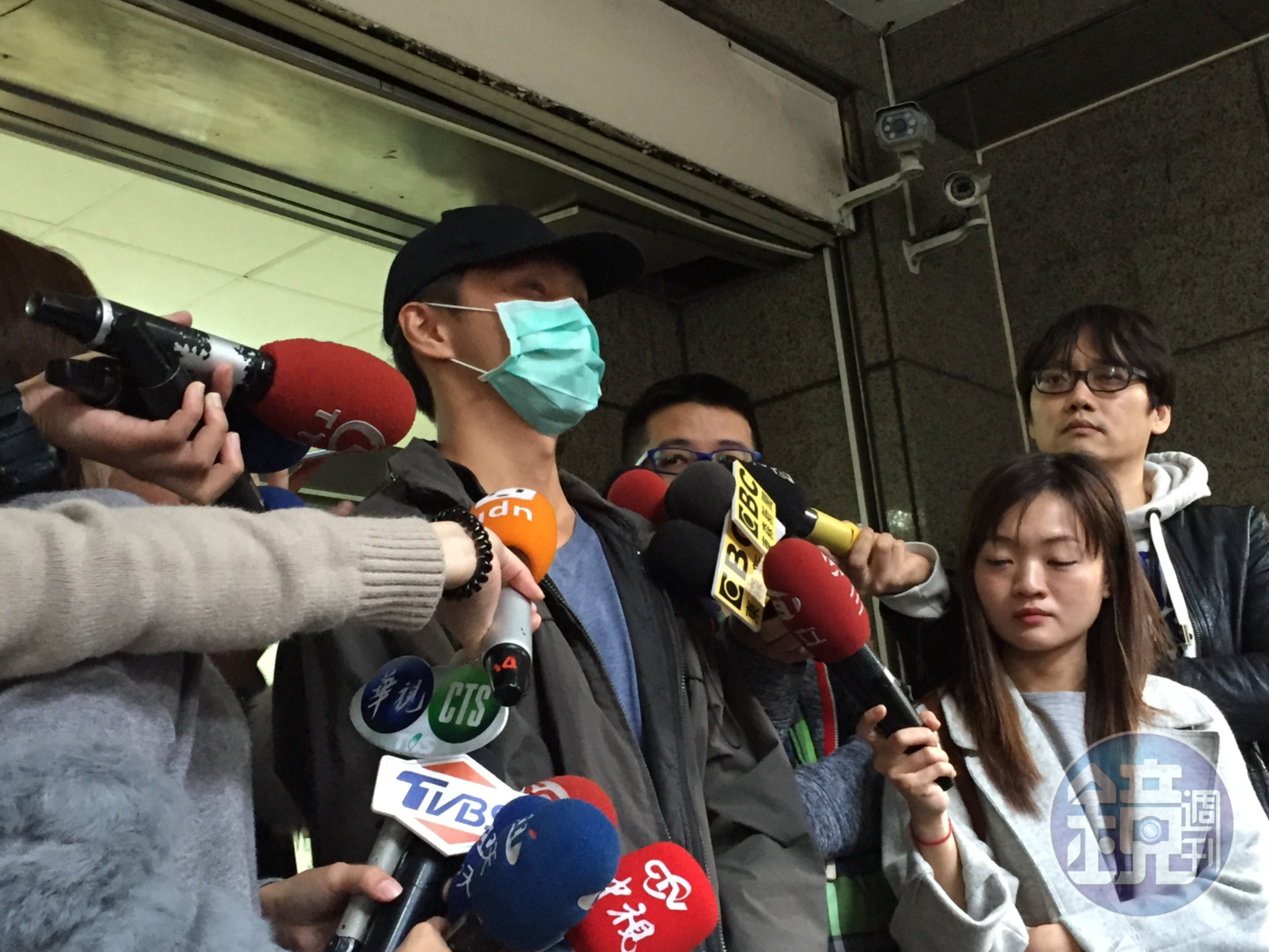 林男今出面鞠躬道歉,向兒子喊話:「爸爸對不起你」。