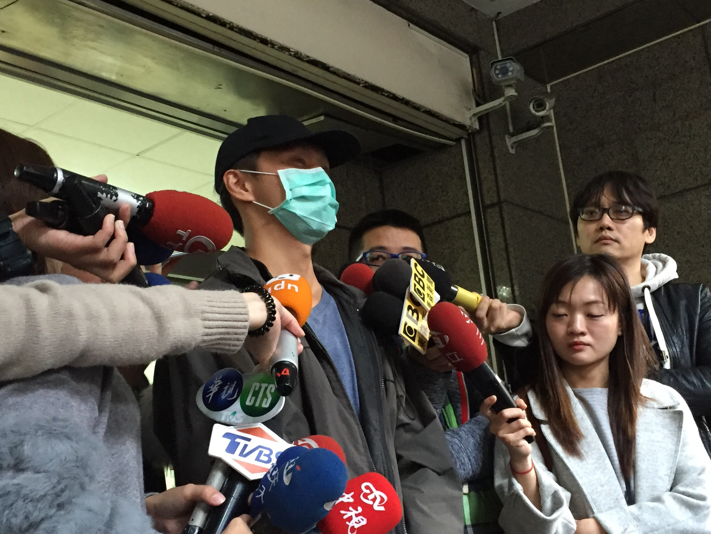 林男今出面鞠躬道歉，向兒子喊話：「爸爸對不起你」。