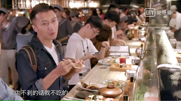 謝霆鋒坦言自己太懶，女生不幫忙剝蟹的話他就不吃。（翻攝愛奇藝）