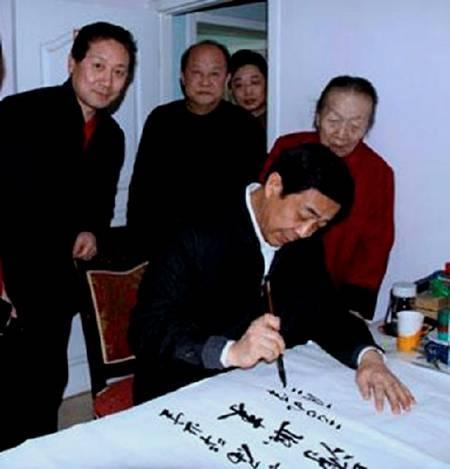 薄熙來為垮台之前，常公開展示書法。如今在獄中連書法誠了興趣之一。（資料照片，網路截圖）