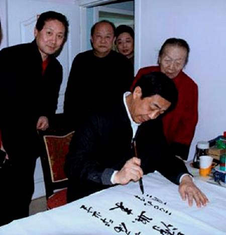 薄熙來為垮台之前，常公開展示書法。如今在獄中連書法誠了興趣之一。（資料照片，網路截圖）
