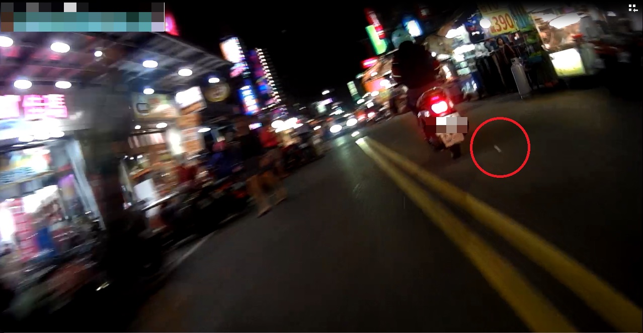 周男逃逸過程中丟包毒品。