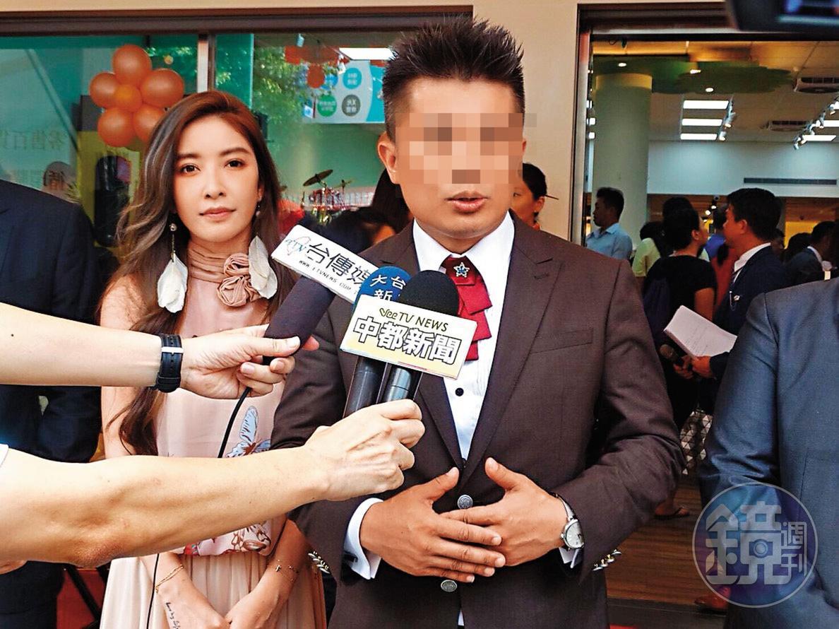 去年6月富比士台中總部開幕時,主席張承平(右)找來知名藝人許維恩(左)參加剪綵。(翻攝張承平臉書)