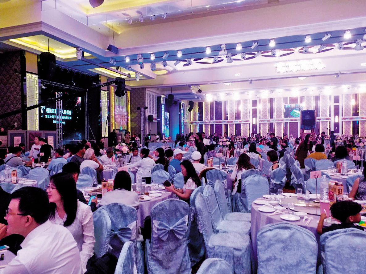 富比士拍賣平台不只在臉書或是Line拍賣商品，也不定期租下實體酒店會場，舉行大型拍賣會吸金。（讀者提供）