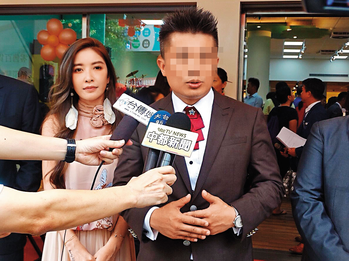 去年6月富比士台中總部開幕時，主席張承平（右）找來知名藝人許維恩（左）參加剪綵。（翻攝張承平臉書）