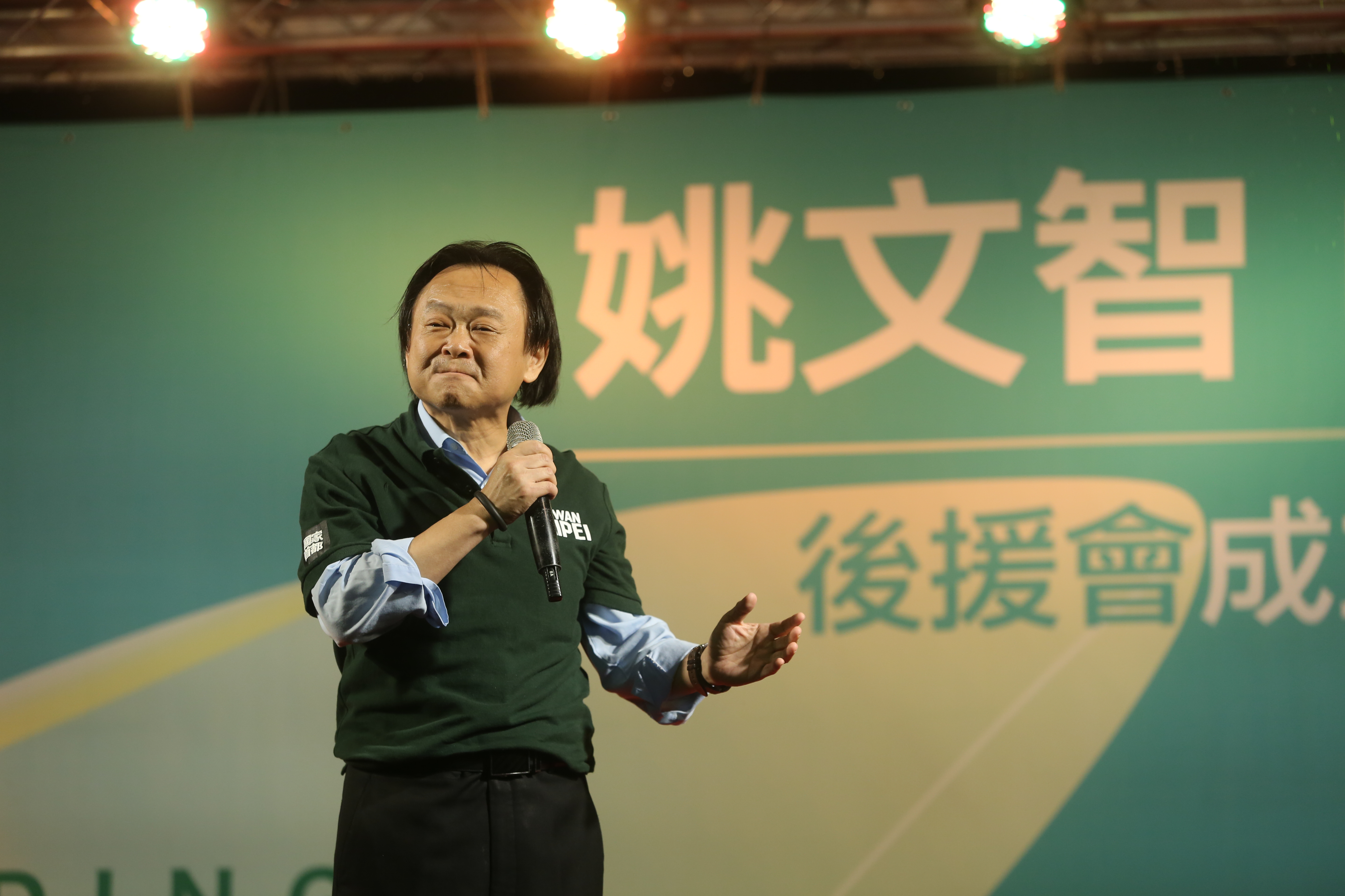 王世堅表示「口譯哥」趙怡翔得了便宜又賣乖，就跟柯文哲一樣。