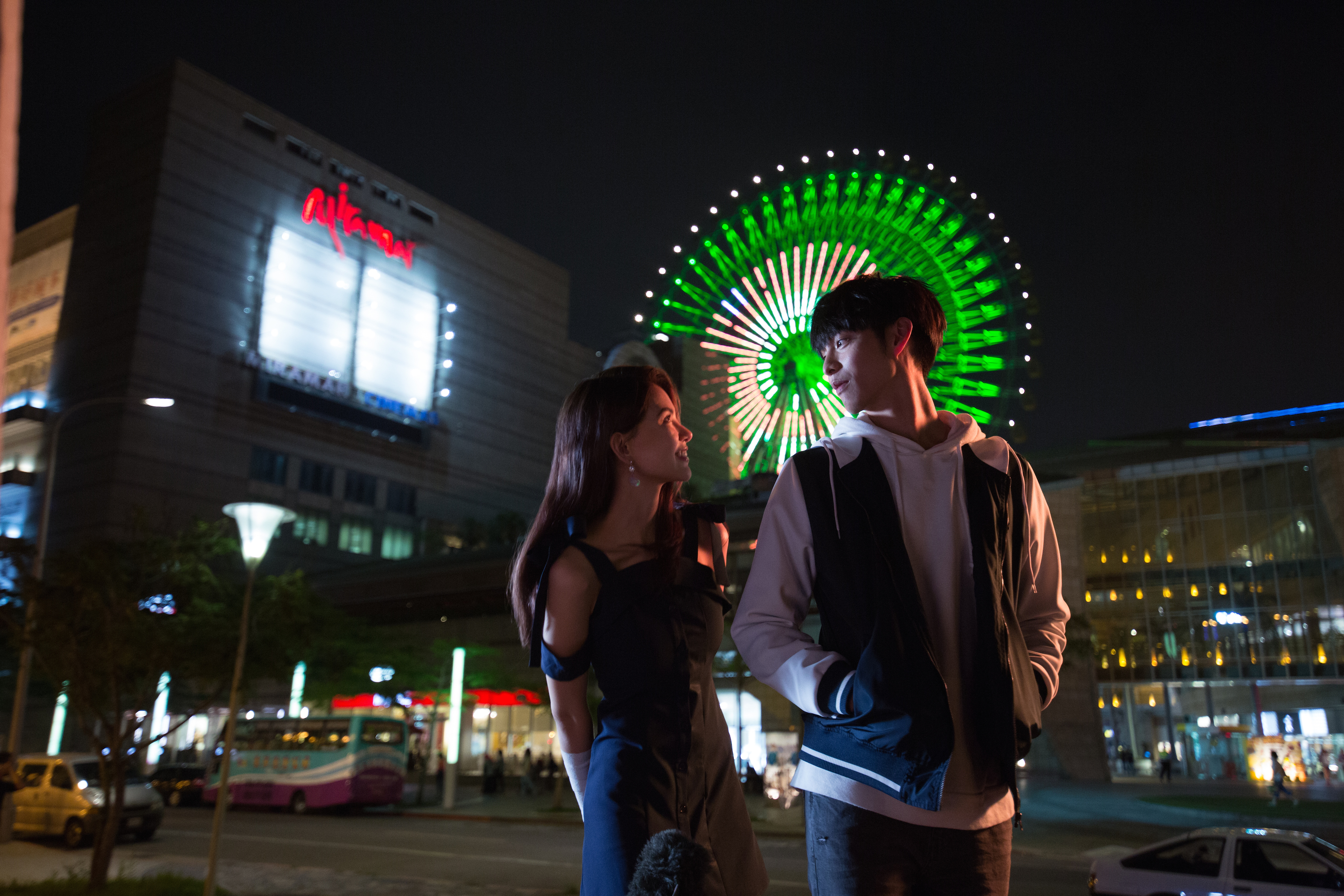 昆凌與曹佑寧在《叱咤風雲》扮演一對青梅竹馬的好朋友，但片中也不乏對視及浪漫的摩天輪場景。（創映電影、量能影業提供）