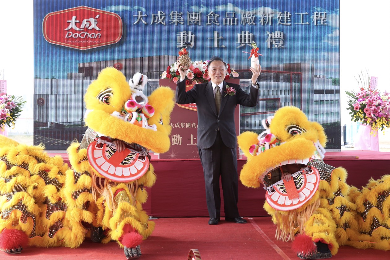 大成集團董事長韓家宇出席大成嘉義馬稠後食品廠動土典禮，說明24億在地投資規劃。