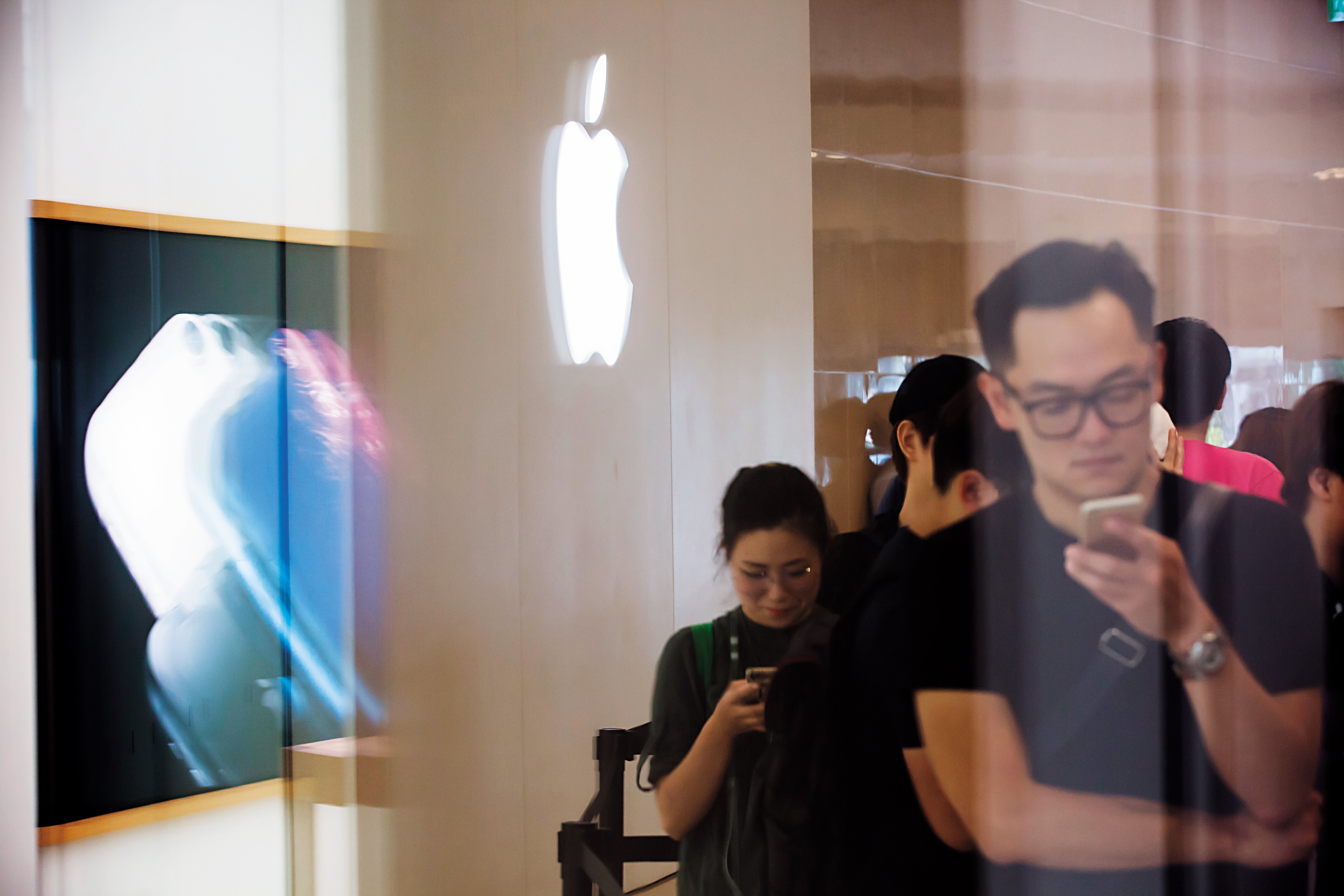 蘋果發布獲利預警,除了來自於中國的問題外,更重要的是智慧型手機發展遇到瓶頸。