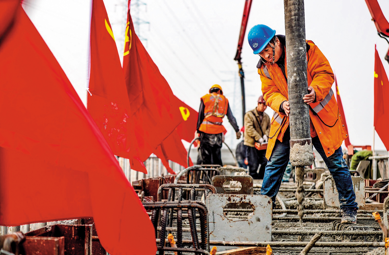 中國官方雖重談「住房不炒」的原則，但基調溫和許多，對水泥、鋼鐵等原材料及中小型房地產商是利多。（東方IC）