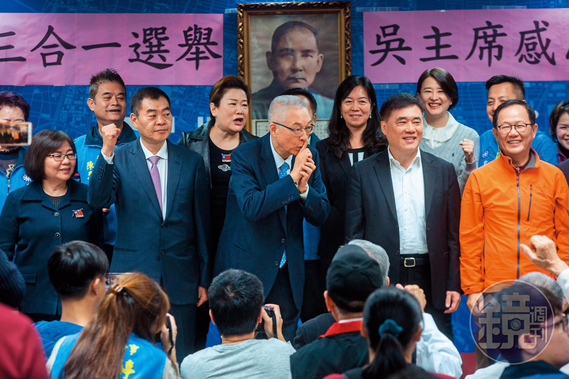 吳敦義出席台北市感恩茶會時被拱選總統,為避嫌連忙比出噓的手勢。