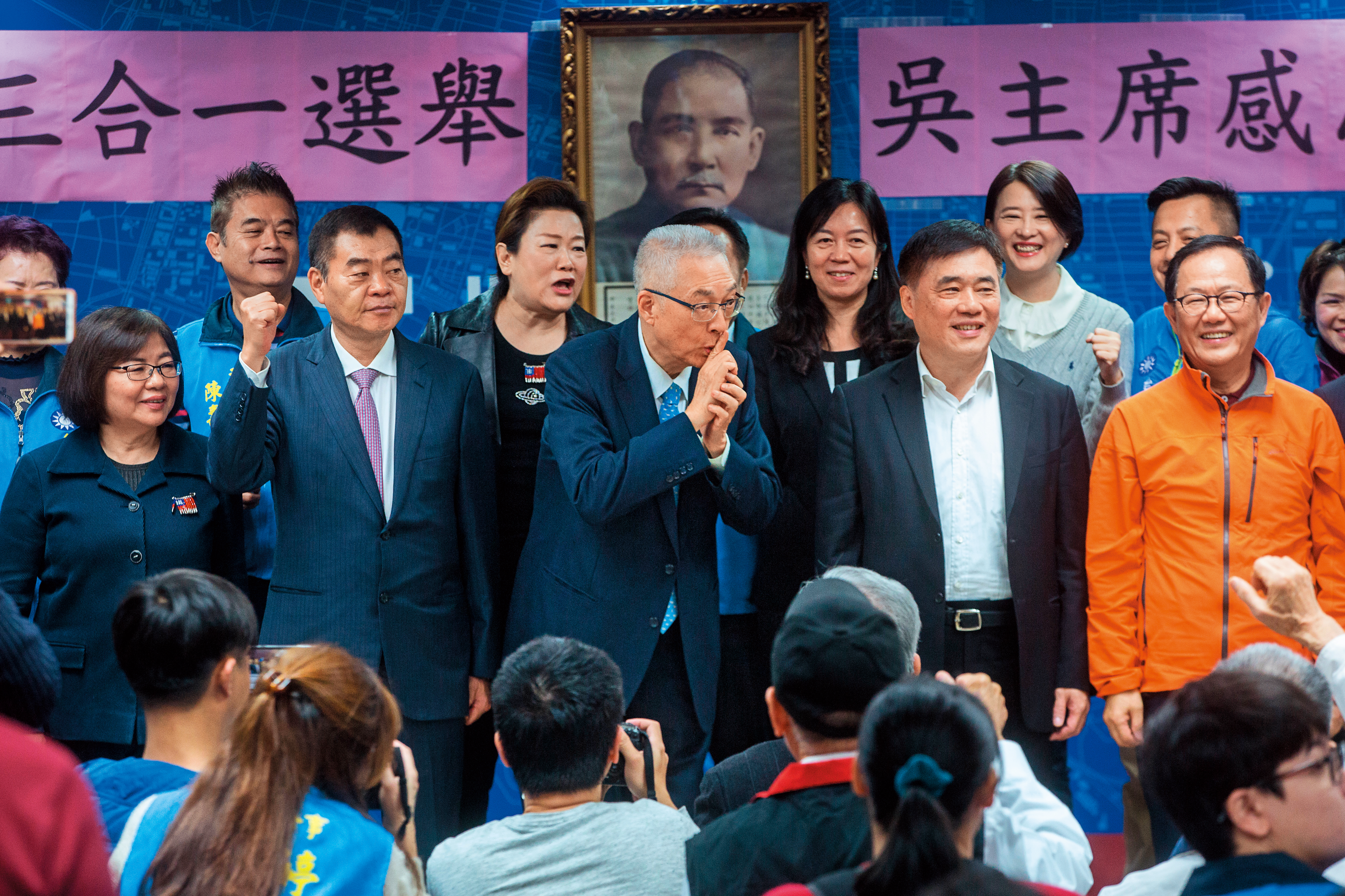 吳敦義出席台北市感恩茶會時被拱選總統，為避嫌連忙比出噓的手勢。