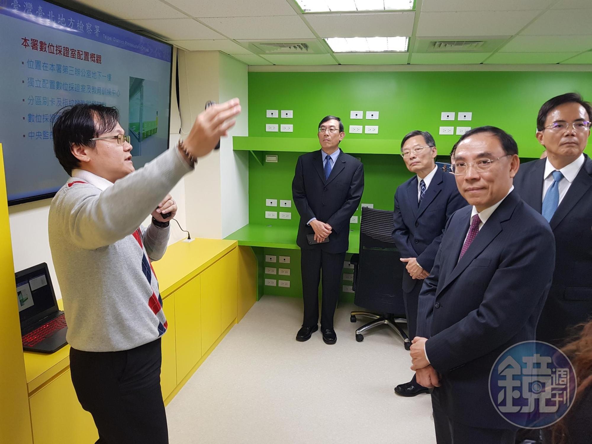 檢察官林冠佑向部長蔡清祥等人說明採證室辦案流程，強調除北檢的案件，還會支援其他的地檢署。