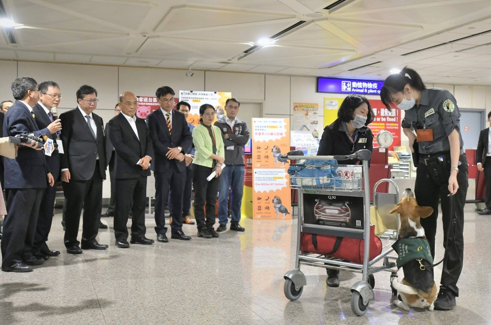 行政院長蘇貞昌昨（14日）一上任便直奔桃機展開視察任務，過程中指出諸多改善處，並下令手提行李須全面檢驗。（翻攝自蘇貞昌臉書）