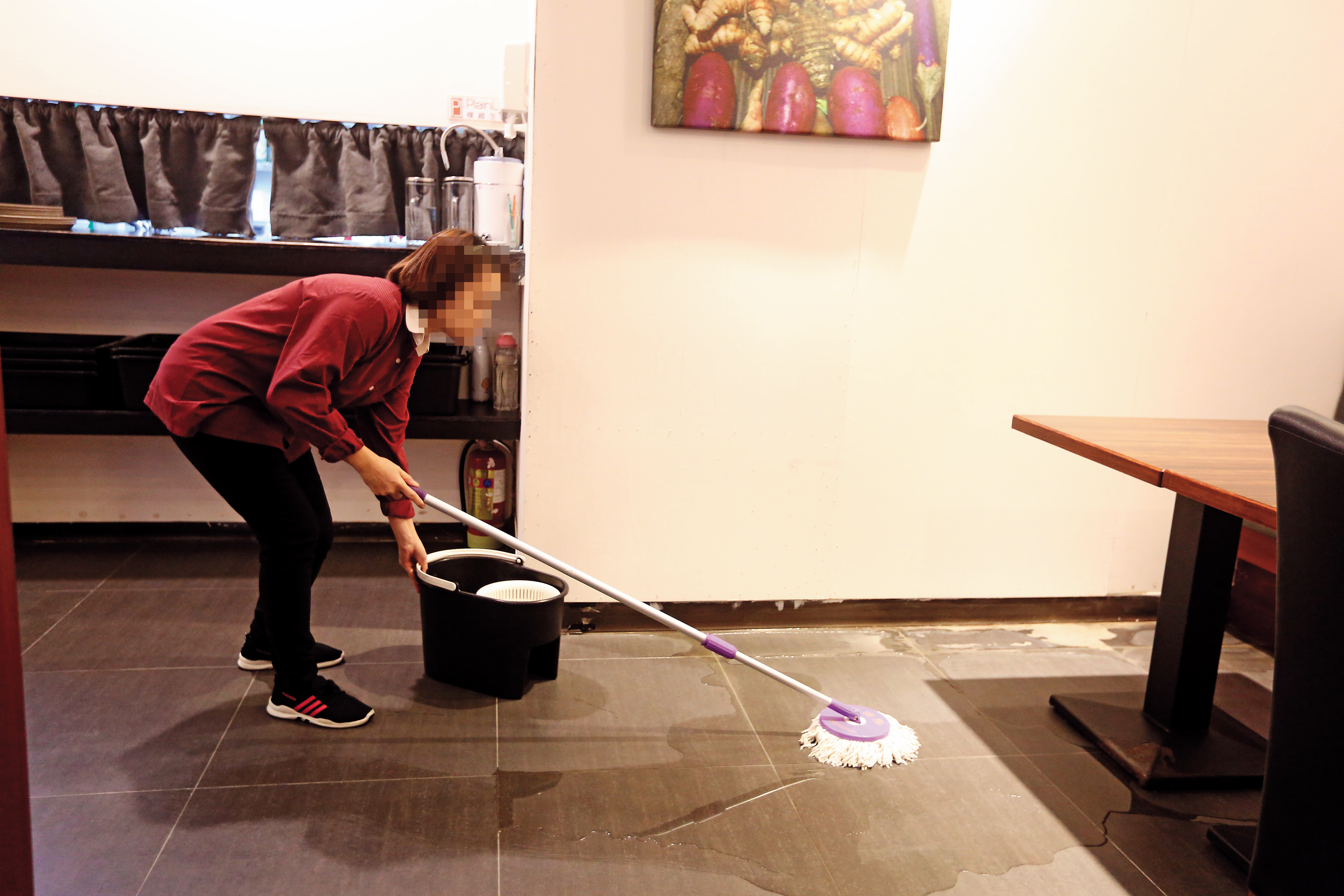 爆料人指控教育部地磚工程有瑕疵，導致經營的店面出現壁癌、滲水，每10分鐘就要拖一次地。