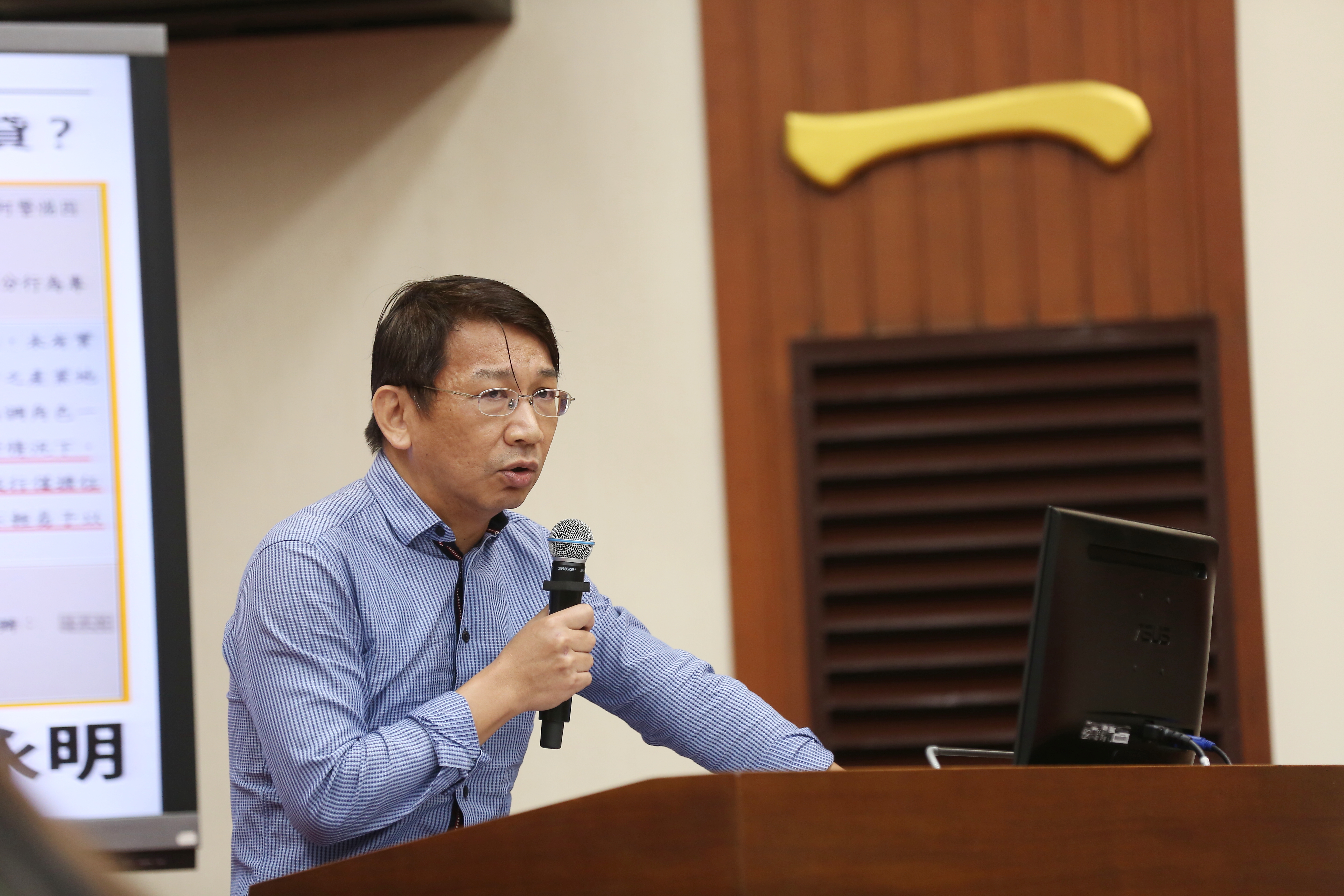 時代力量黨團總召徐永明則在臉書秀出公文，轟蘇貞昌「就是不願意到立法院報告」。