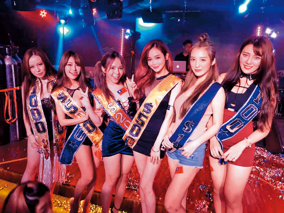 雪碧曾傳出仲介直播主與網紅到新加坡賺外快，陳香菱（左三）也曾出現在其中。（翻攝自SupermeAngels粉專）