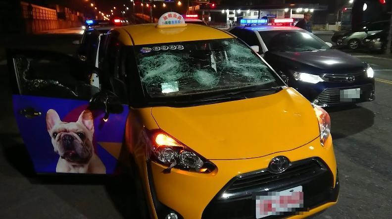 無辜計程車要載3名酒客離開遭波及，整輛車被砸爛。（警方提供）
