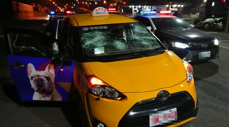 無辜計程車要載3名酒客離開遭波及，整輛車被砸爛。（警方提供）