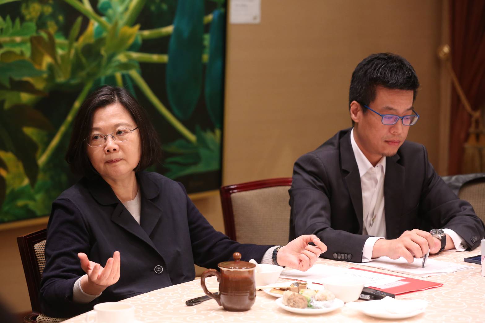 總統蔡英文重申，我們採取的立場就是台灣共識，她提醒藍營日後提九二共識要更小心，不要變成一國兩制。