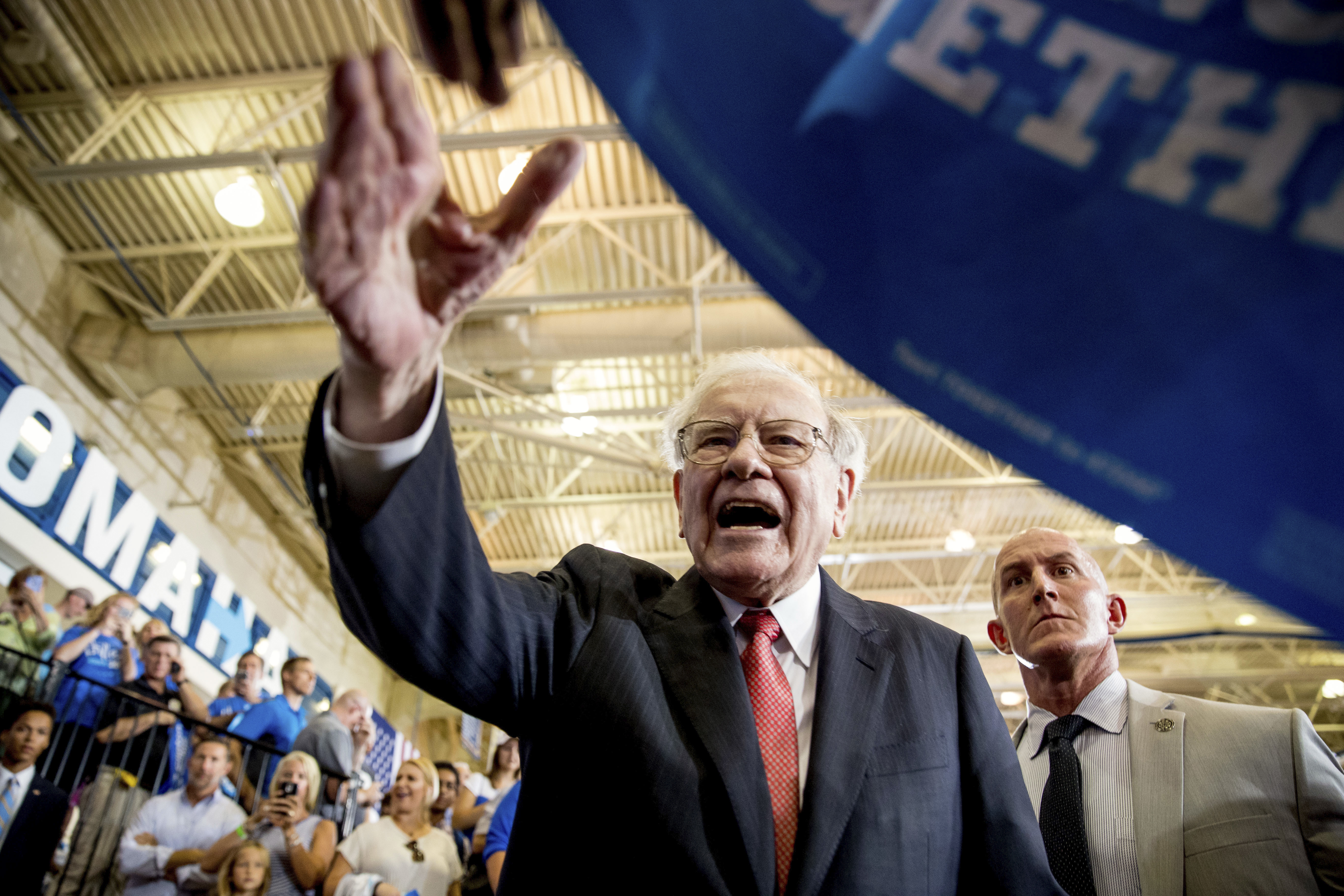 巴菲特的波克夏也是靠保險起家，股東平均年報酬率18%，保險公司不亂投資，長期也是可以賺錢。（達志影像）