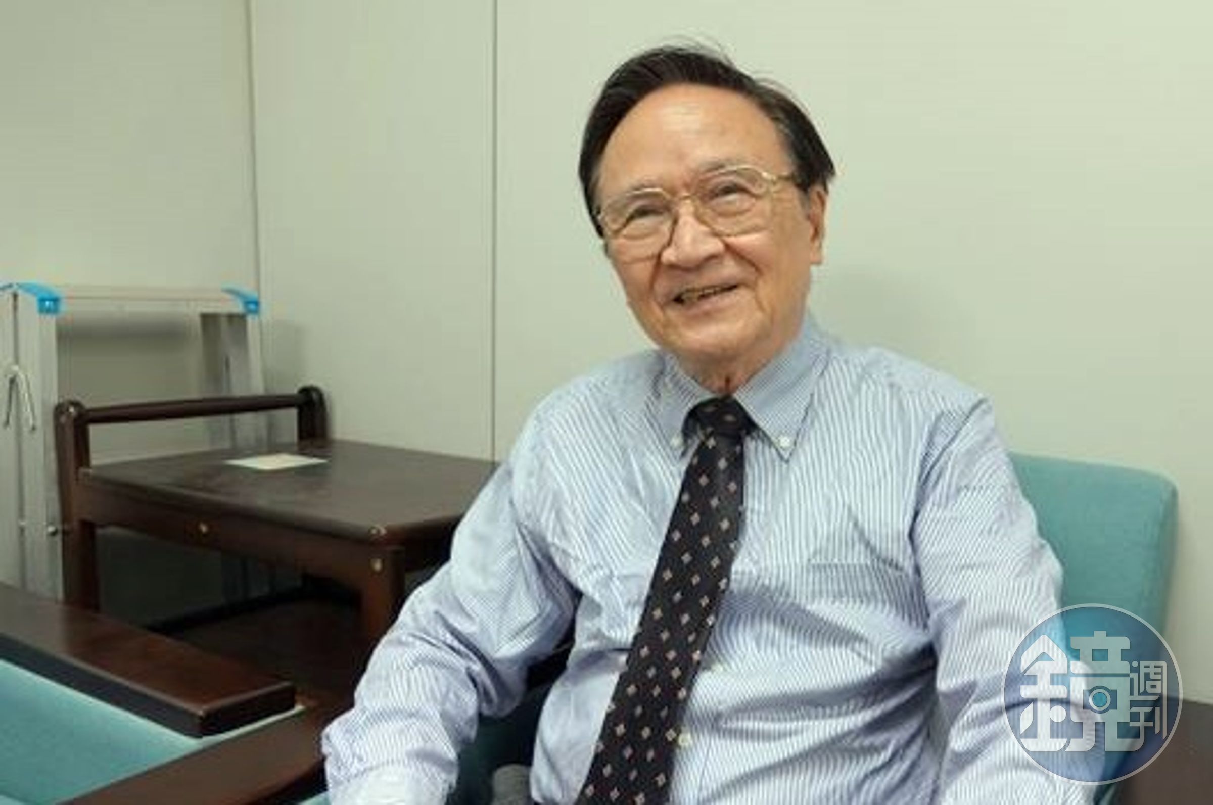 政大金融系教授殷乃平認為，壽險公司應該做的是逐漸減少海外投資才對。（翻攝自中國評論新聞網）