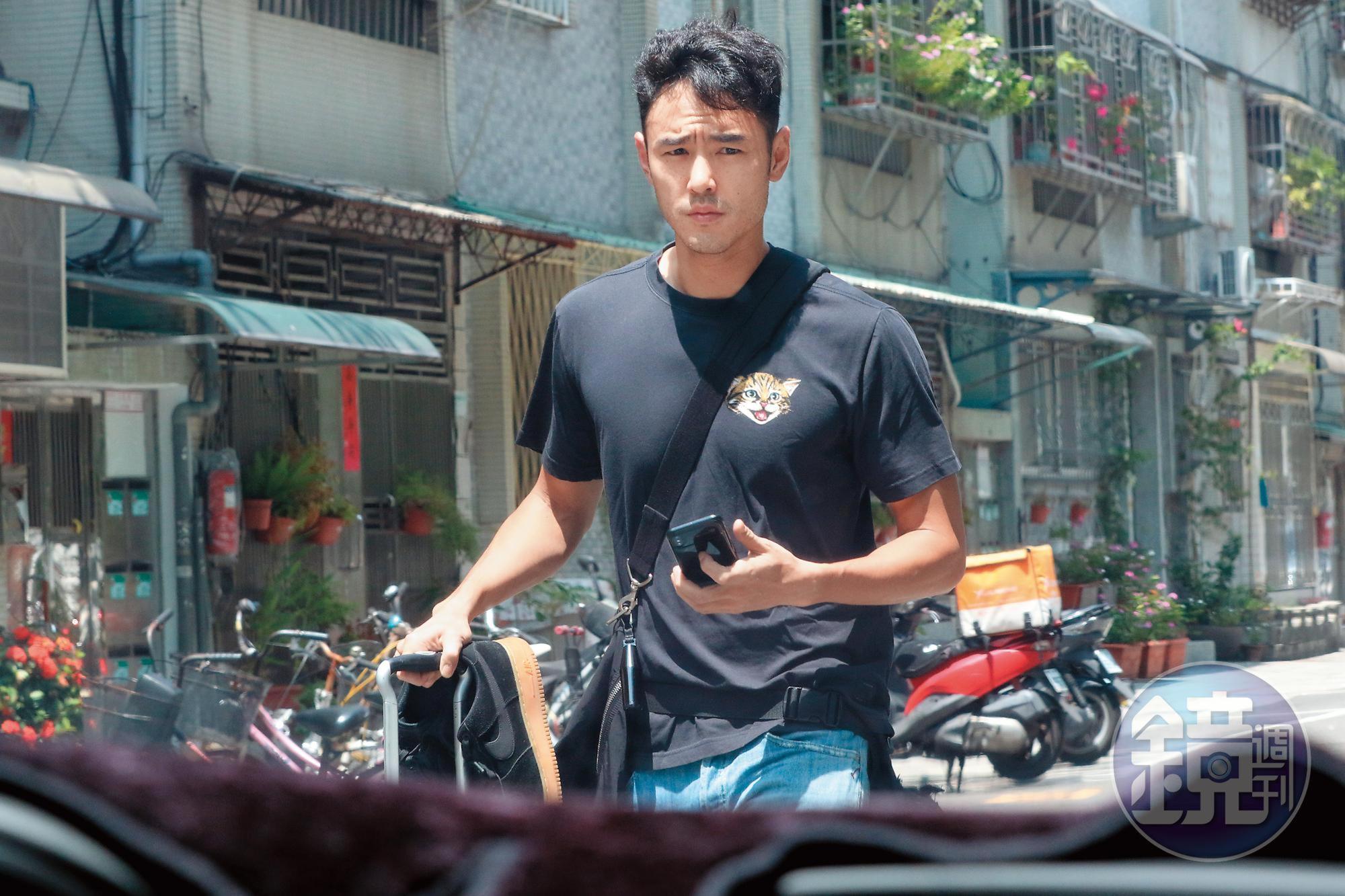 阮經天曾被鄰居投訴不親切，還常找朋友到家裡開趴打麻將。