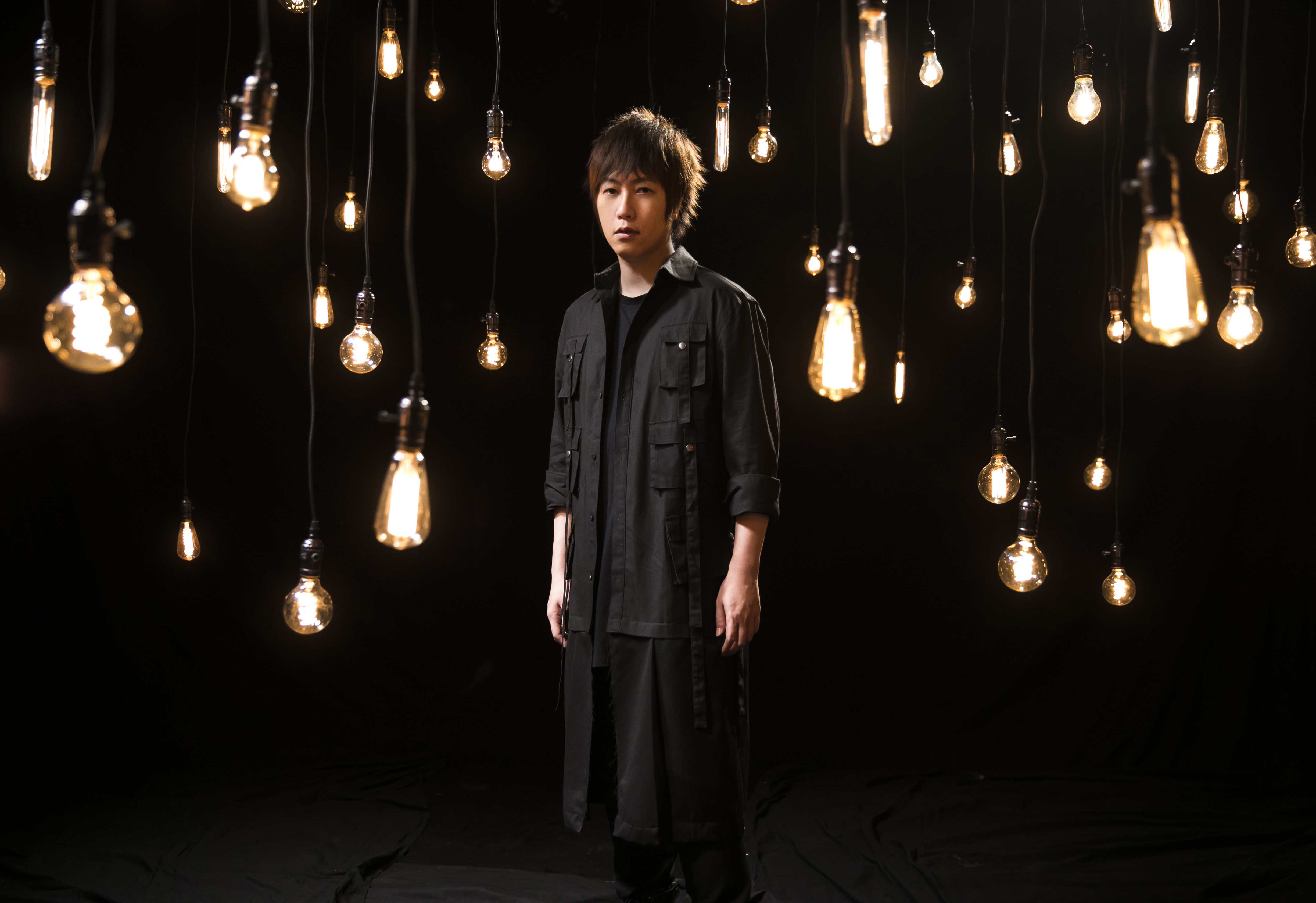 阿信為電影《飛馳人生》譜曲及演唱主題曲〈一半人生〉，與作家韓寒首次合作。（相信音樂提供）