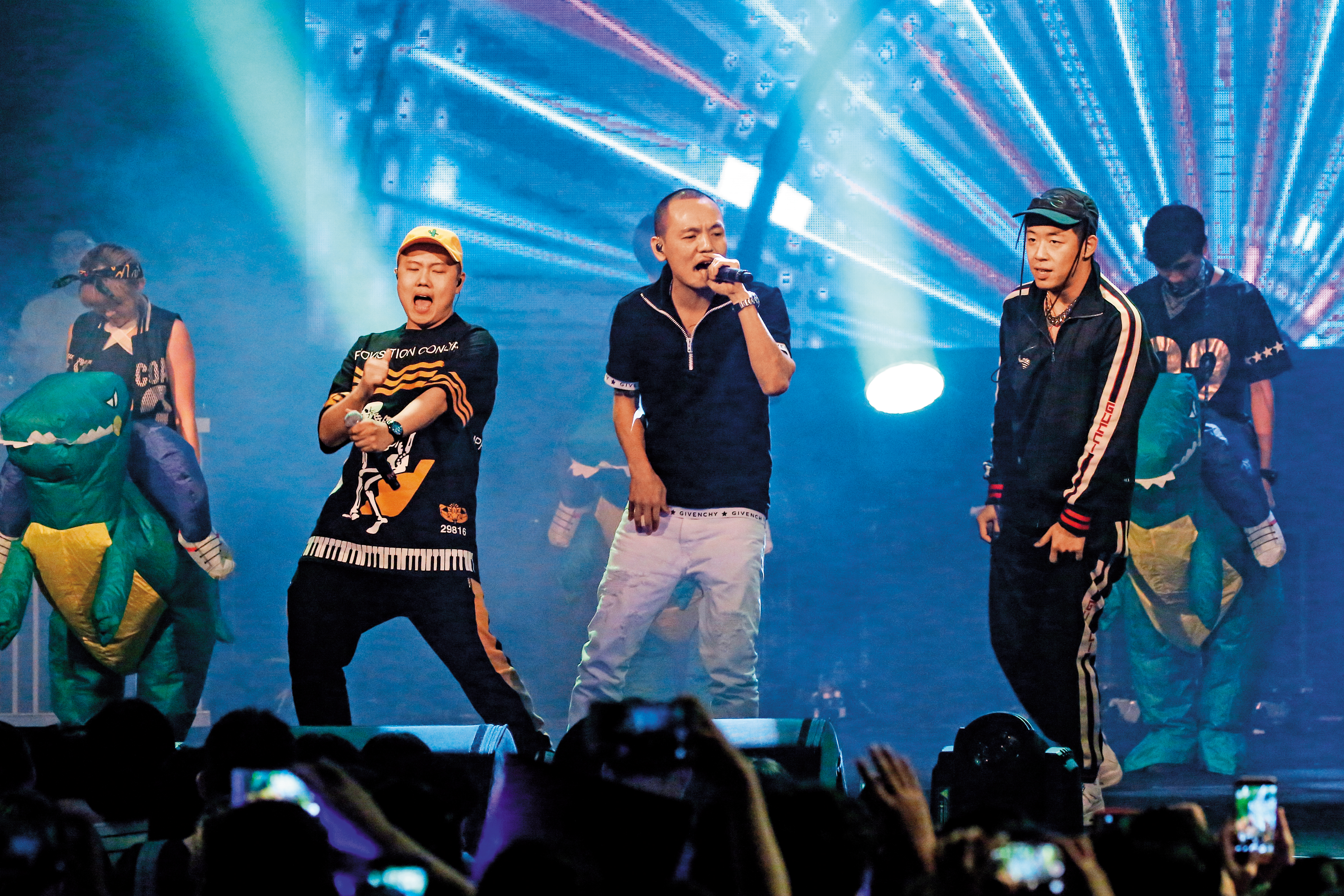 台灣當紅的男子團體玖壹壹,成為不肖人士吸金詐騙的工具。