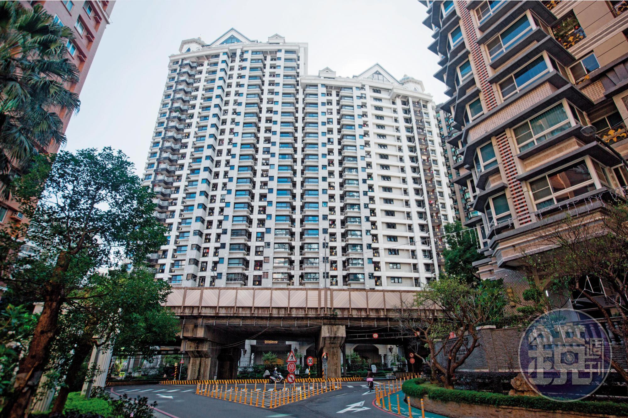 趙女詐騙多人，卻仍高調住在新店的豪宅，讓被害人不能接受。