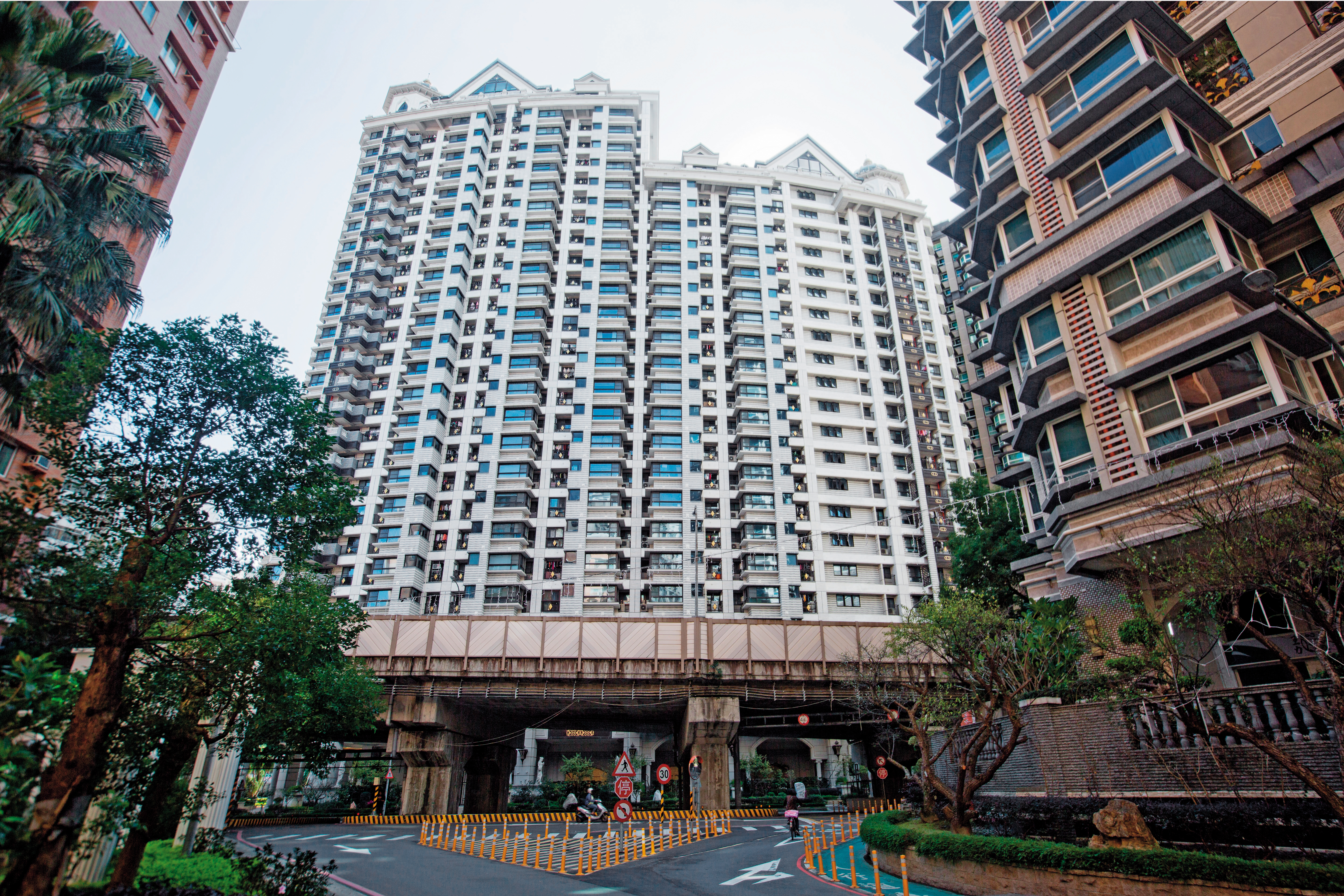 趙女詐騙多人，卻仍高調住在新店的豪宅，讓被害人不能接受。