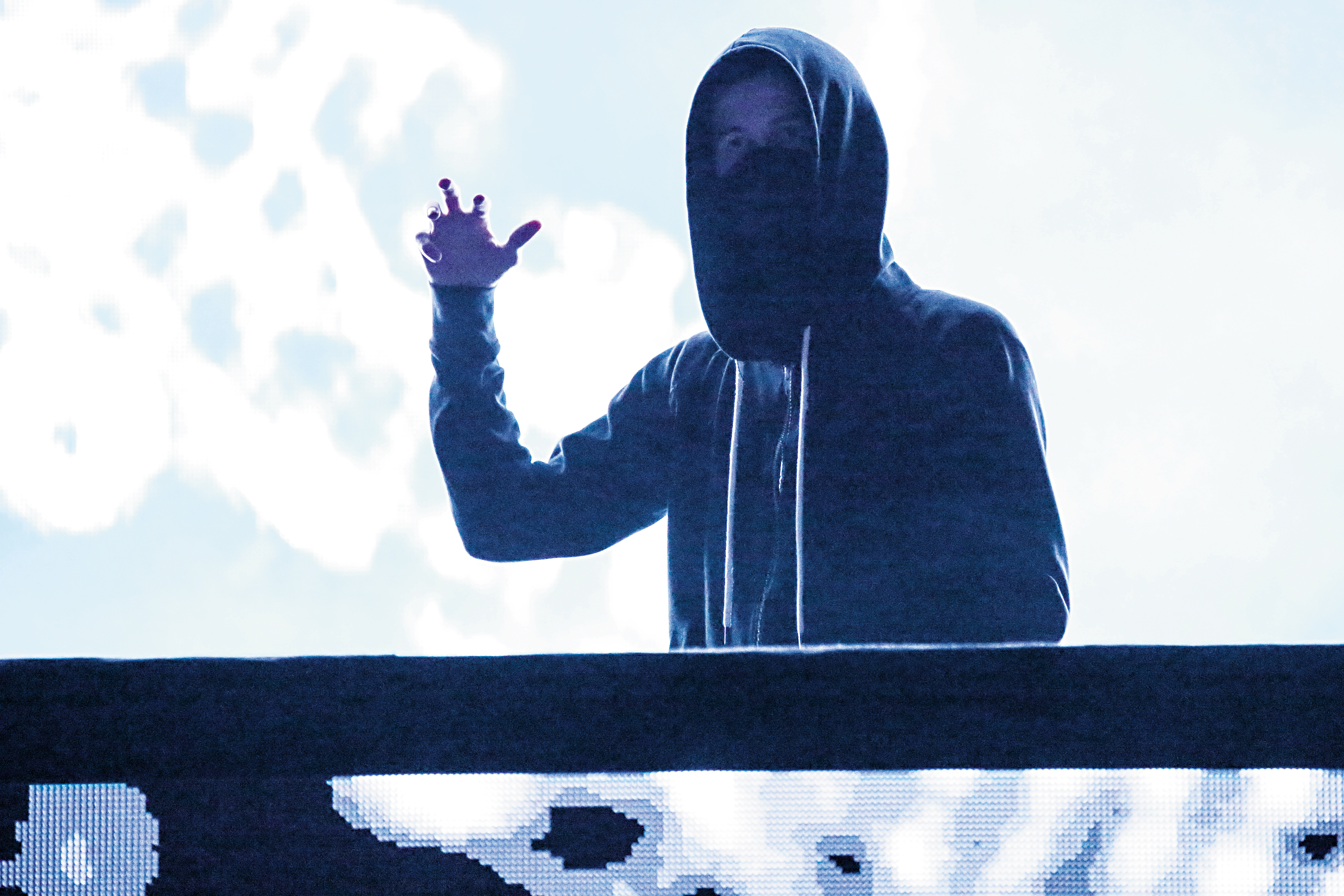 知名挪威籍藝人Alan Walker(圖)在國際享有高人氣,趙女藉口代理其演唱會行騙。