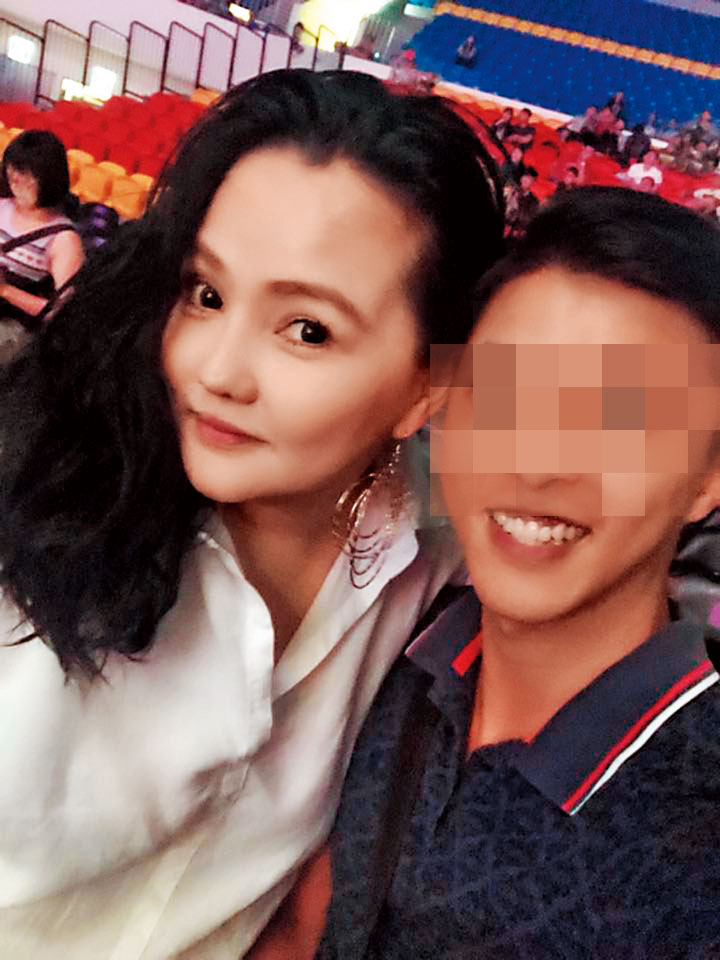 胡嘉嘉（左）爭議頗多，常在臉書秀出她與名人的合照。（翻攝胡嘉嘉臉書）