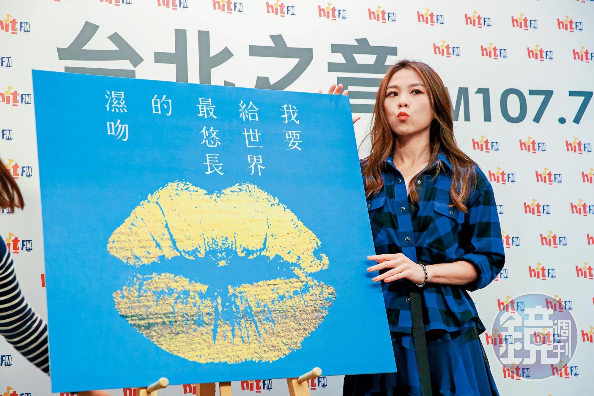 蔡健雅雖然年屆熟齡，但一直嘟嘴表示可愛，但也感覺拍照表情已經弄到有些乾掉。