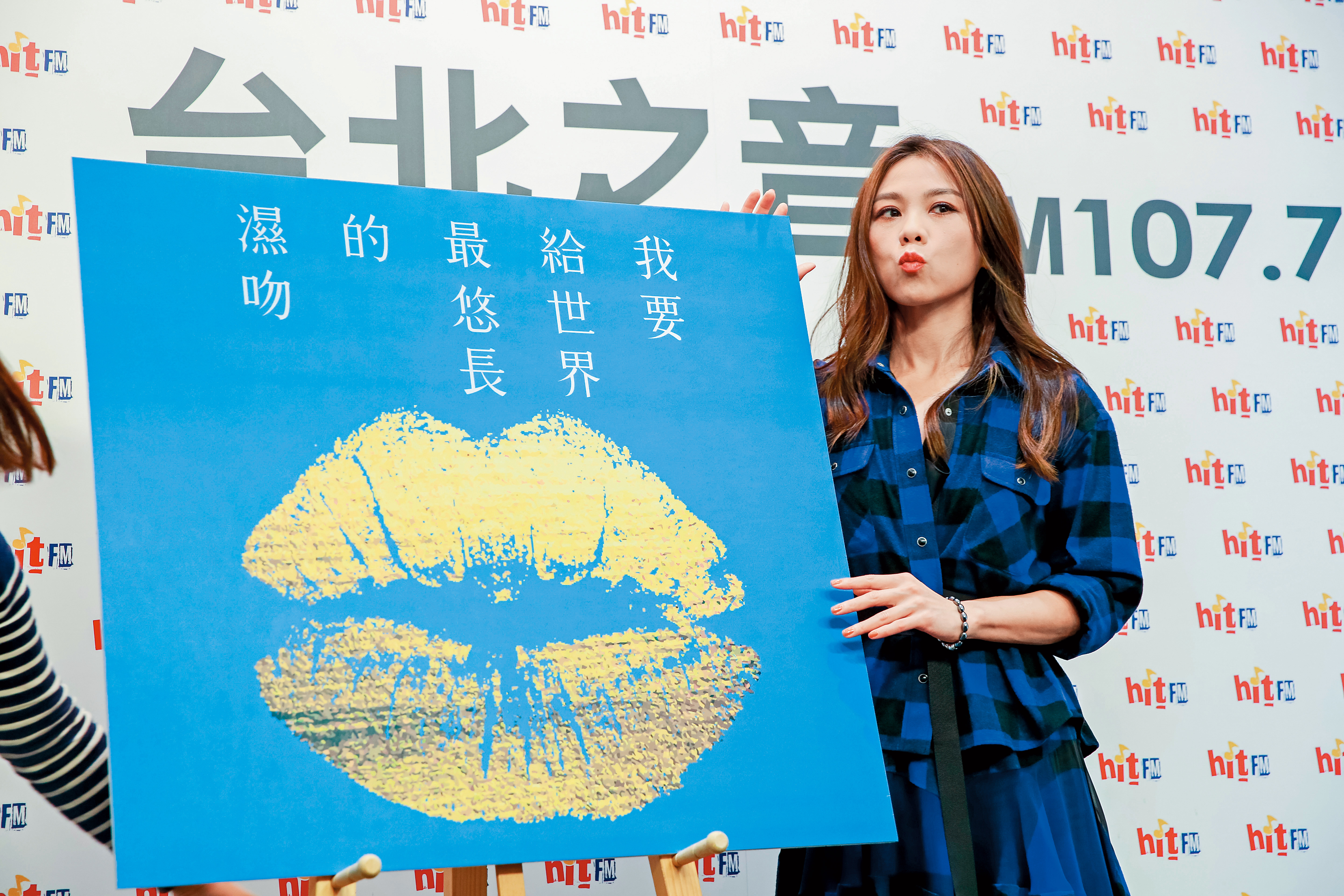 蔡健雅雖然年屆熟齡，但一直嘟嘴表示可愛，但也感覺拍照表情已經弄到有些乾掉。