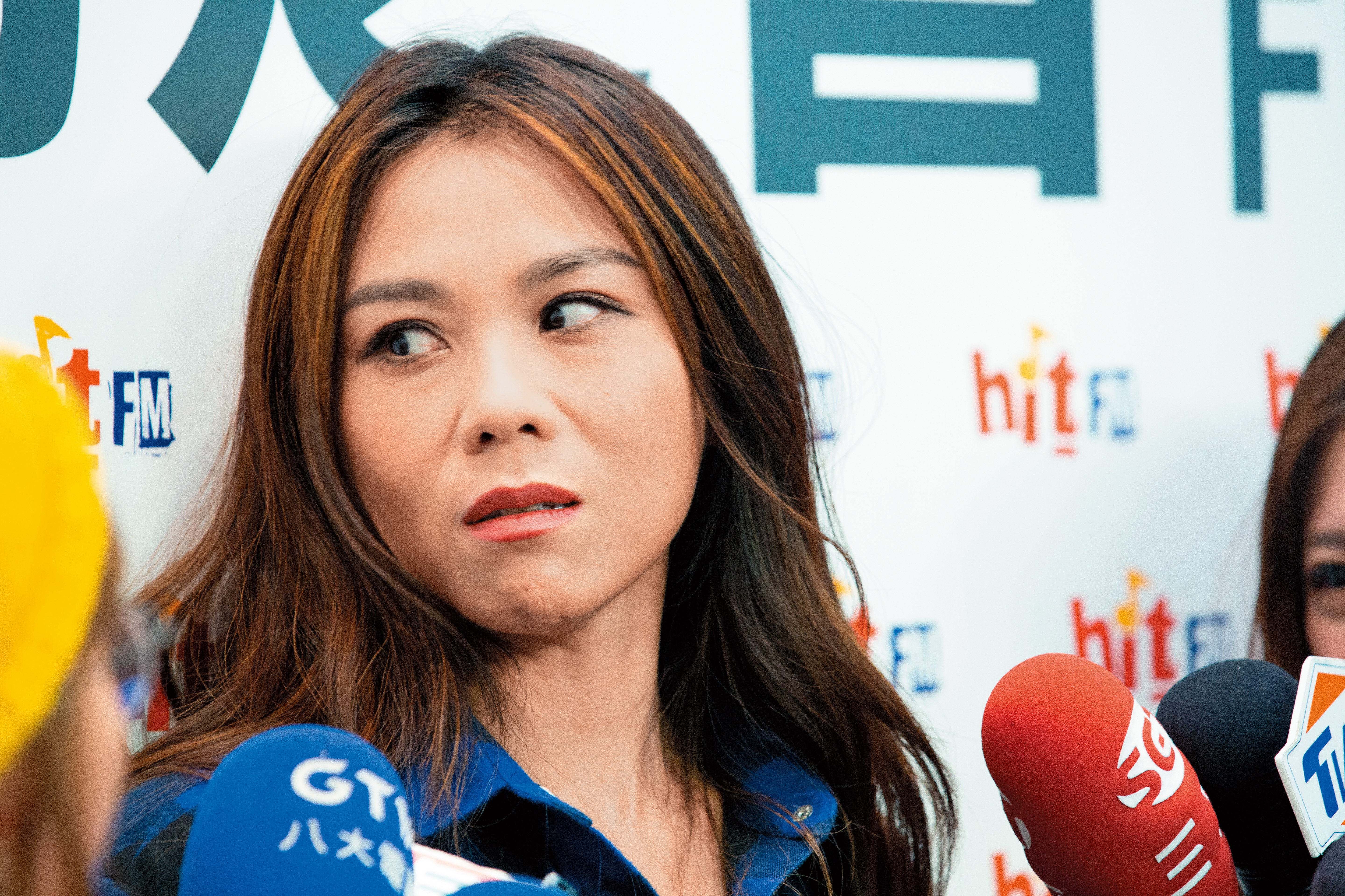 不知道內心想啥，讓蔡健雅給出一枚冰冷又意味深長的白眼，看來也有微微殺氣。