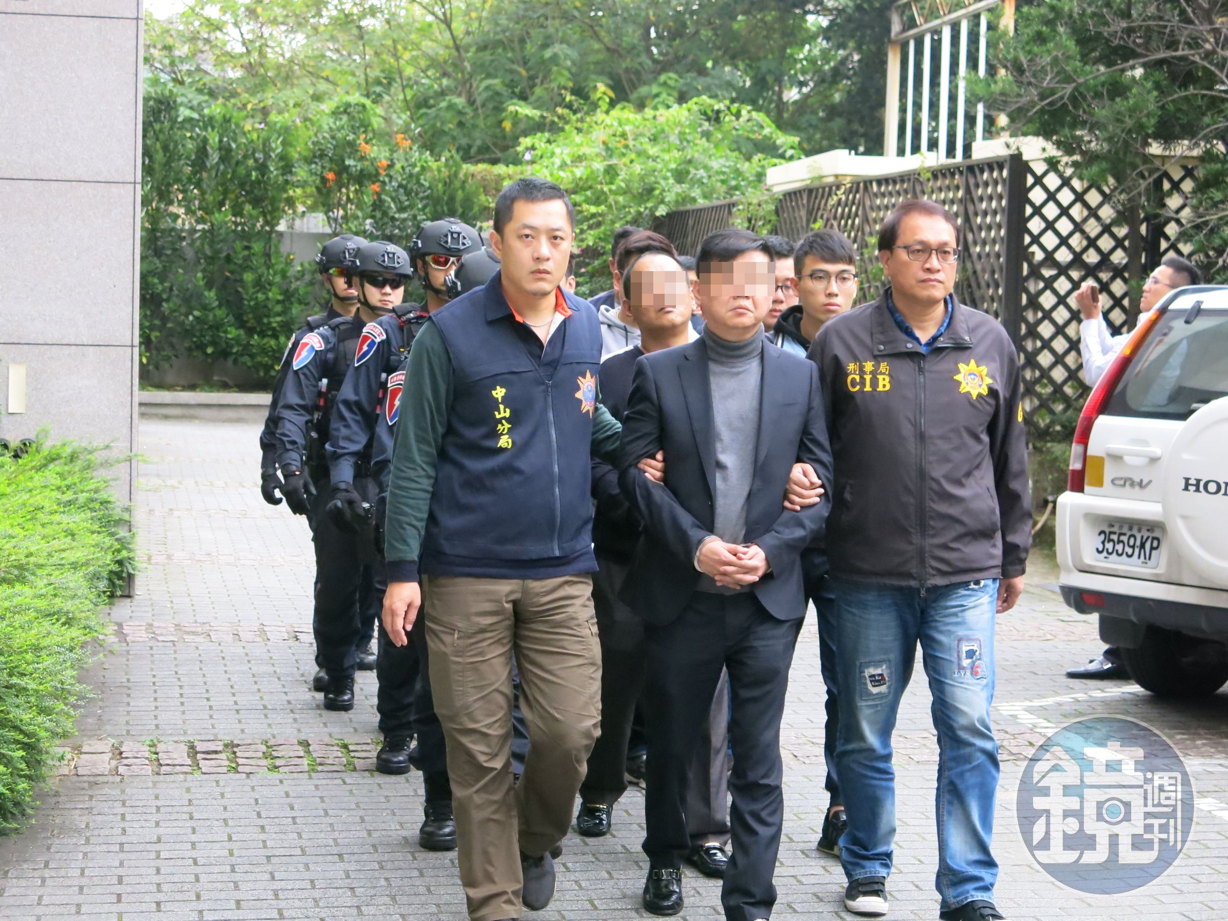 涉嫌恐嚇取財、強逼簽本票、持刀修理酒店少爺、醫美診所糾紛等案件的天道盟太陽會「鐵霸」曾盈富。