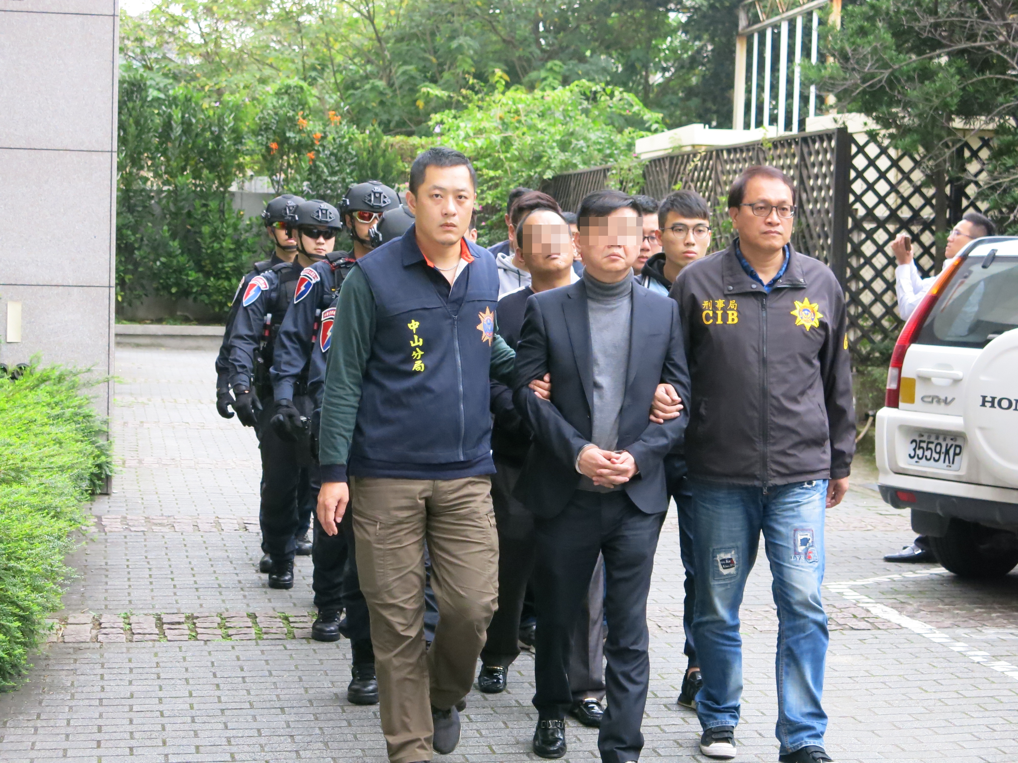 涉嫌恐嚇取財、強逼簽本票、持刀修理酒店少爺、醫美診所糾紛等案件的天道盟太陽會「鐵霸」曾盈富。